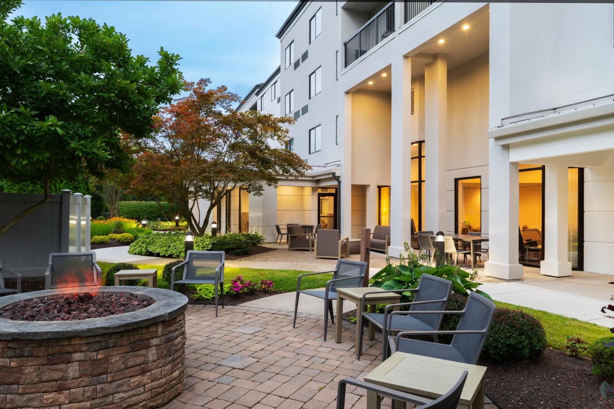 Courtyard By Marriott Danbury Hotel Exterior photo