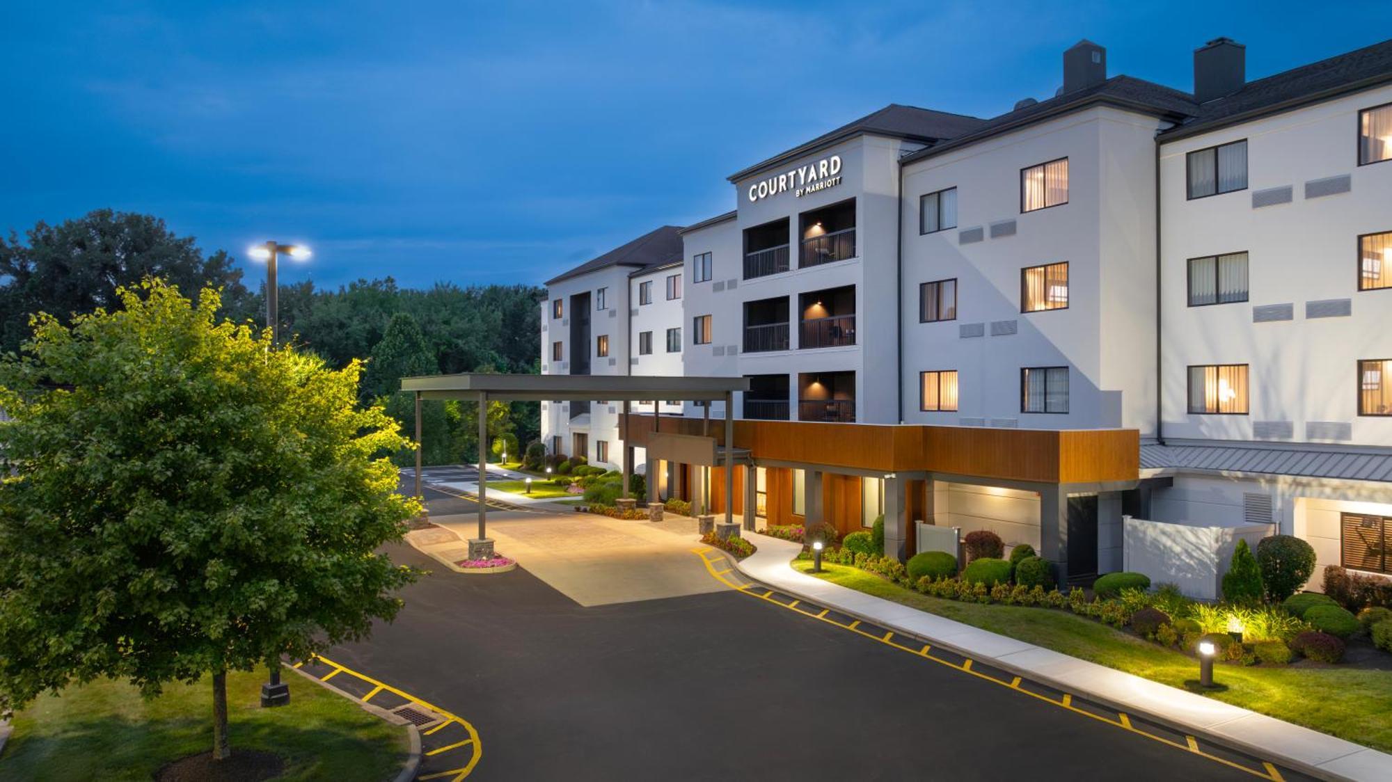 Courtyard By Marriott Danbury Hotel Exterior photo